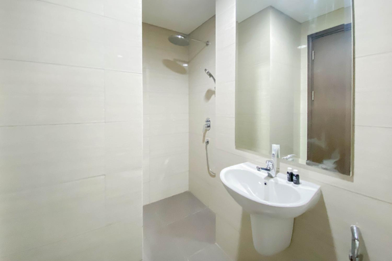 Bathroom 4, Studio Ciputra International Apartment By Travelio, Jakarta Barat