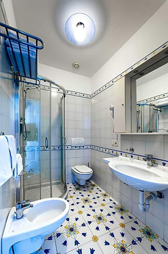 Bathroom 5, Terme Gran Paradiso Hotel, Napoli