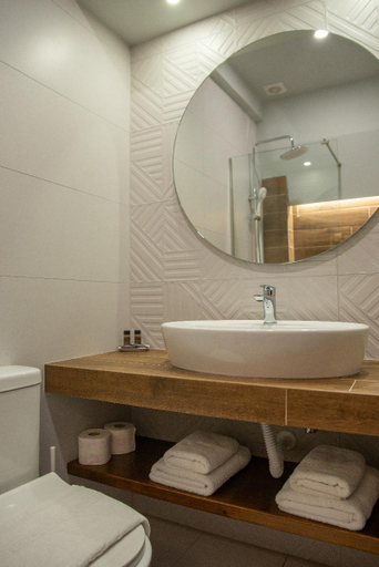 Bathroom 5, Cleopatra Hotel, Thessaly