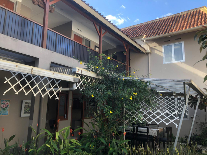 Exterior & Views 1, De Riau Guesthouse, Bandung