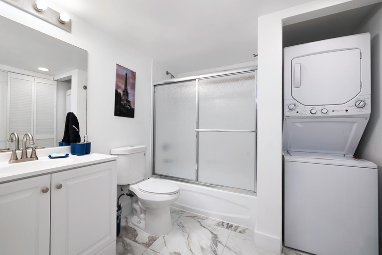 Bathroom, 1Bd Apt with Free Parking and Amazing View, Miami-Dade