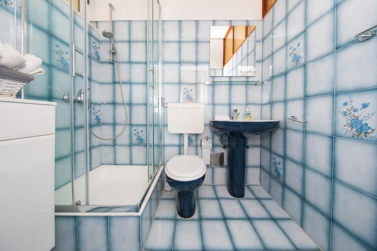 Bathroom 3, Lacroma Apartments, Dubrovnik