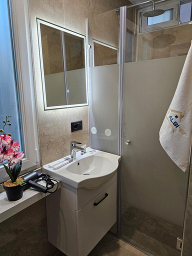 Bathroom 3, Albi Apartment Tirana, Tiranës