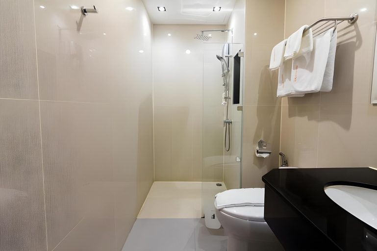 Bathroom 5, Avana Bangkok Hotel & Convention Centre, Bang Na