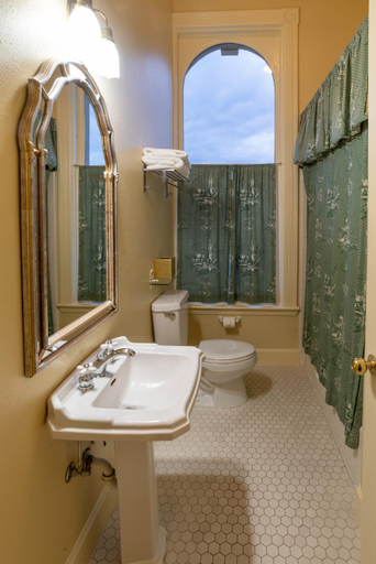 Bathroom 4, Geiser Grand Hotel, Baker