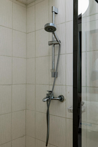 Bathroom 5, Bungalow Beach Hotel, Kanifing
