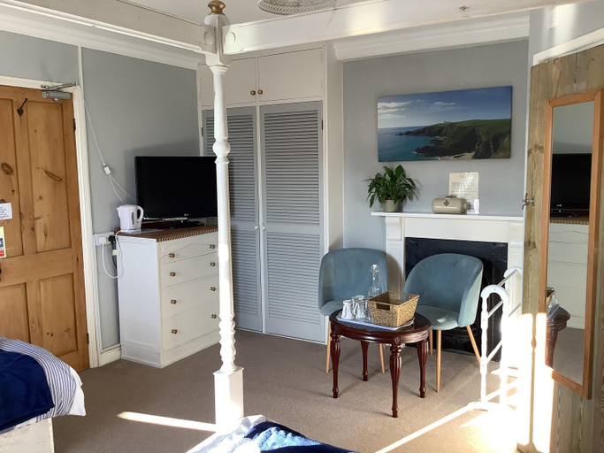 Others 3, Haelarcher Farmhouse and Helicopter B&B, Cornwall