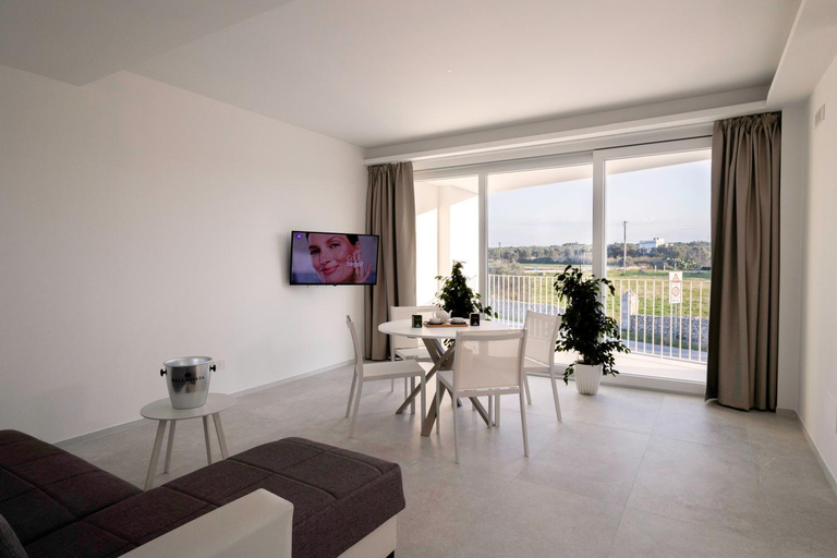 Shared lounge/TV area
