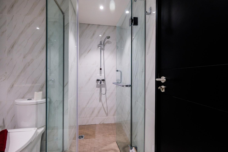 Bathroom 3, Elegant 1BR Branz BSD Apt near AEON By Travelio, South Tangerang