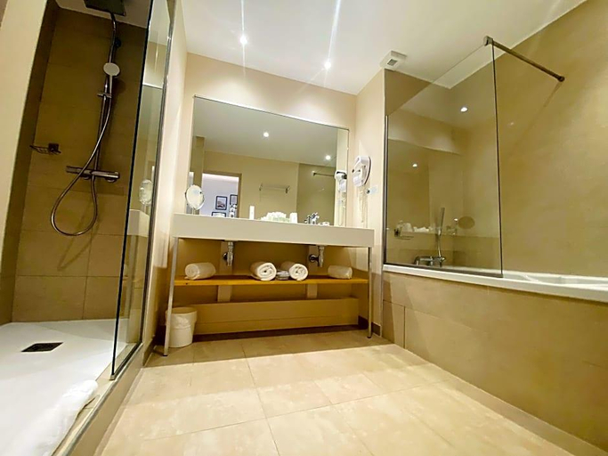 Bathroom 3, Palmyra Golf Hotel & Spa, Hérault