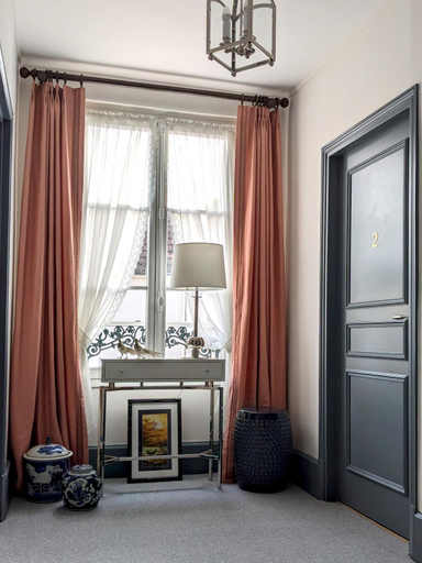 Others 3, Maison a Deux Mains, Marne