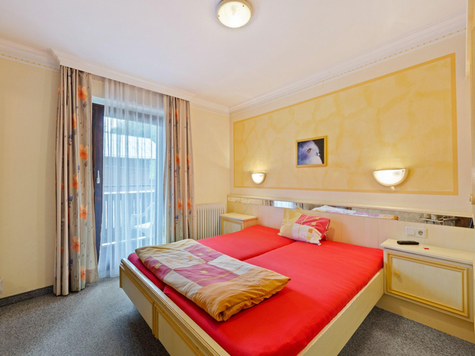 Bedroom 2, Apartment in Saalbach near Ski Slopes, Zell am See
