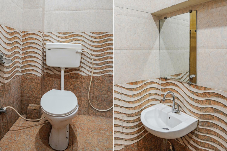 Bathroom 2, Via Rameshwar Inn, Kaushambi