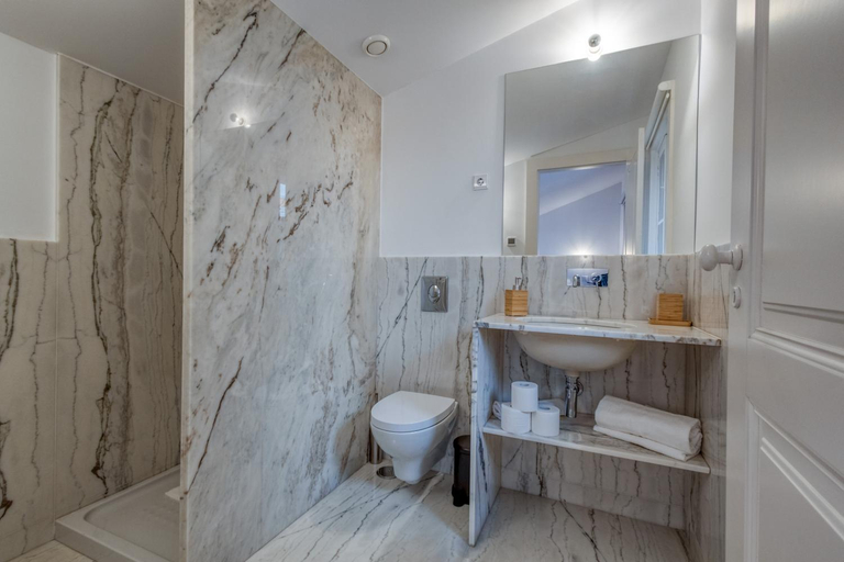 Bathroom 2, Alado Guesthouse, Braga