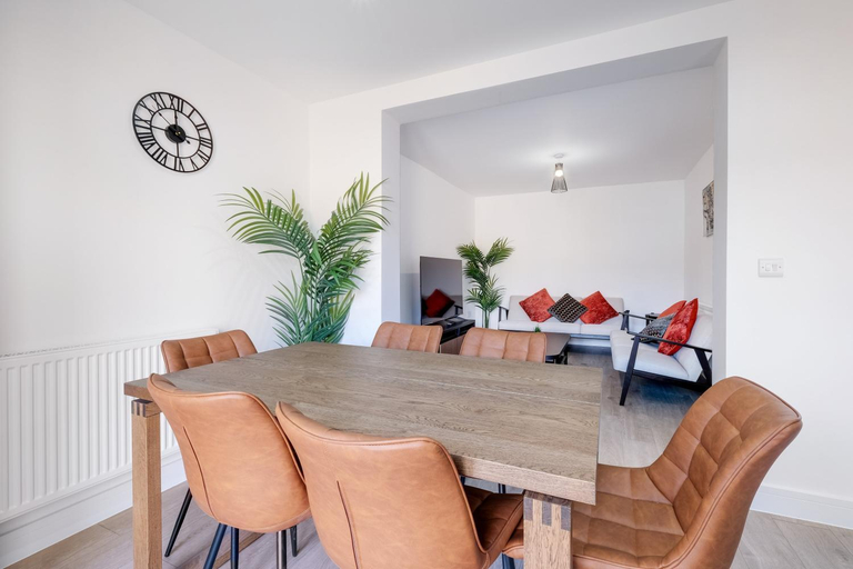 Others 3, Chaucer Avenue 6 Bedroom + 3 Bathroom with Parking, London