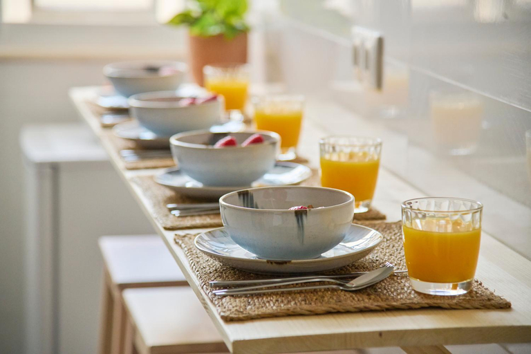 Food & Drinks 5, Renovated Charming Apt With Patio, by TimeCooler, Lisbon