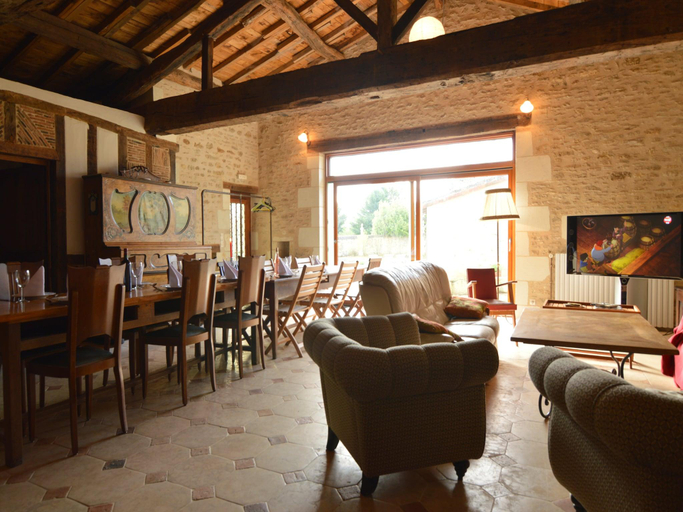 Food & Drinks 5, Holiday Home in Thurageau with Private Pool, Vienne