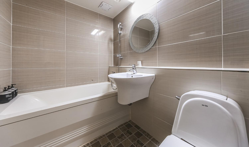 Bathroom, Hotel Valentine Gyeongju, Gyeongju
