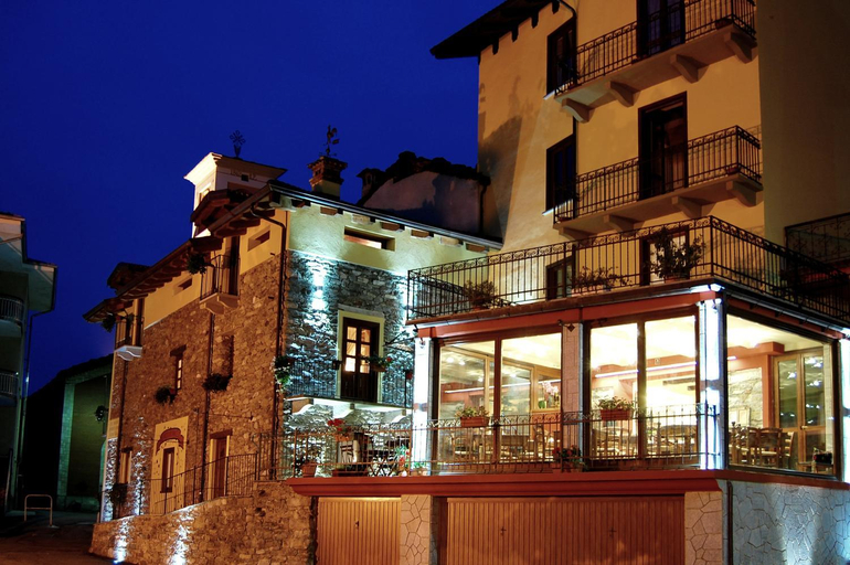 Exterior & Views