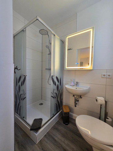 Bathroom 4, Airbnb, Doppelzimmer, direkt an der A2 & A14, 24 Stunden Check-In, Parkplatz, ruhig, Börde