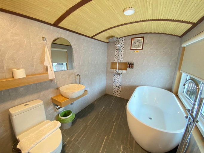 Bathroom 4, U HAUS TRAIN CABIN RESORT, Sai Yok