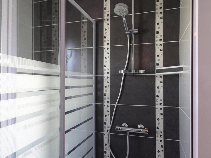 Bathroom, House in Saint-Quay near 7 Beaches, Côtes-d'Armor
