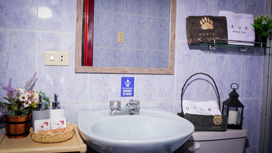 Bathroom 3, Ukuku Hostel, Quito