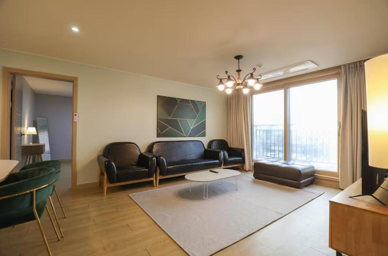 4, A Bridge House 1-B, Jung