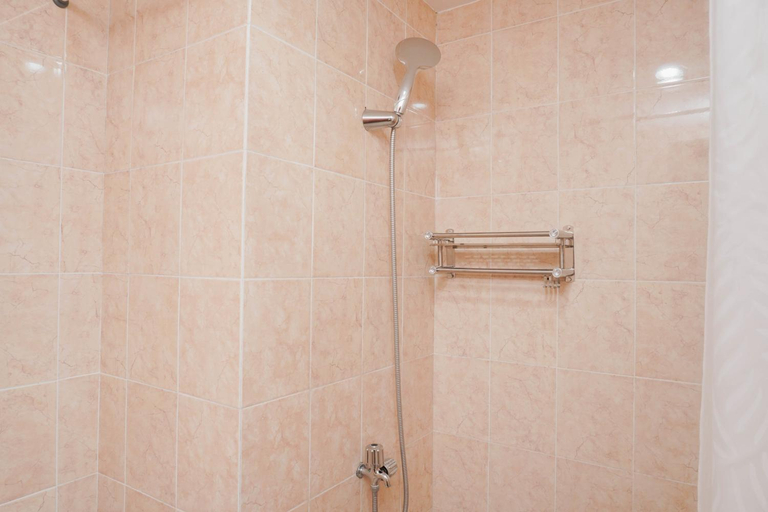Bathroom, Simply Studio at Centro City Residence By Travelio, Jakarta Barat