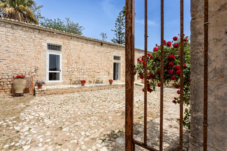 Exterior view 4, Case Mediterranee, Ragusa