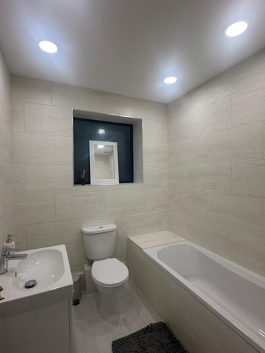 Bathroom 2, Medstead Lodge, Hampshire