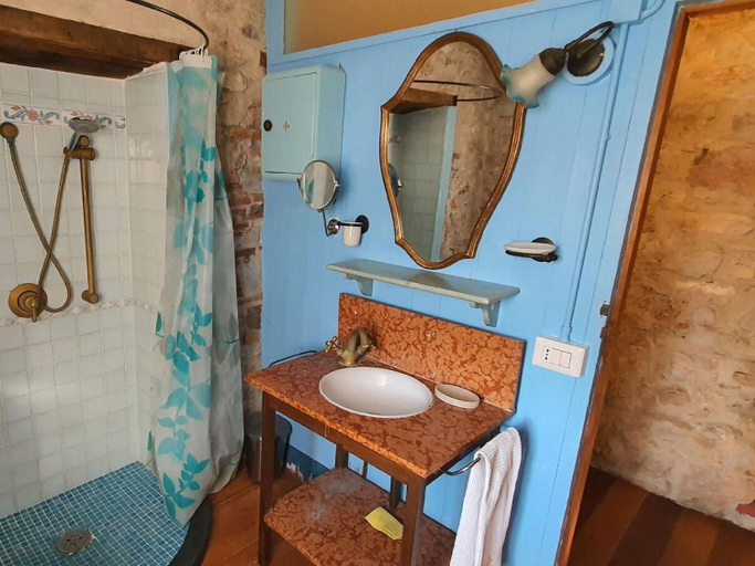 Bathroom 3, Stone House in Chiatri with Lake Views, Lucca