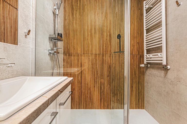 Bathroom 2, Komfortowy apartament z balkonem i parkingiem, Środa Śląska