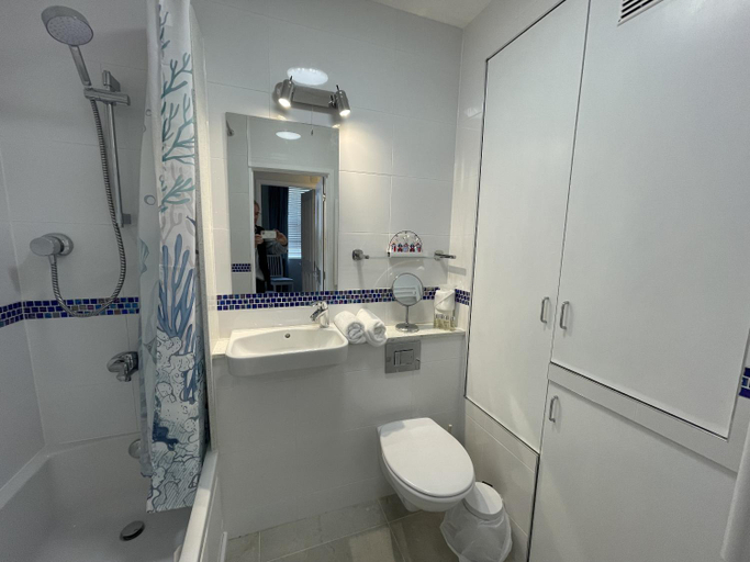 Bathroom 2, Lovely seafront 2 bedroom Apartment 4, Gwynedd