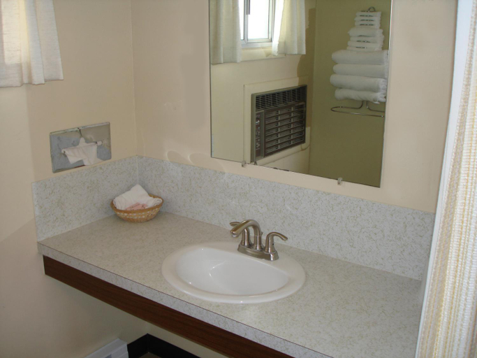 Bathroom 2, Tops Motel, Minidoka