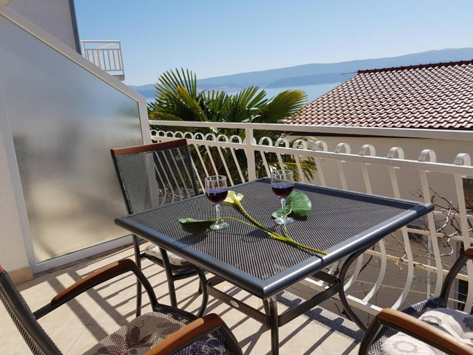 Others 2, Apartmani ABA, Omiš