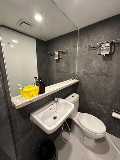 Bathroom 3, GIVELEY MTOWN APARTMENT SUMMARECON SERPONG BY GIZL, Tangerang