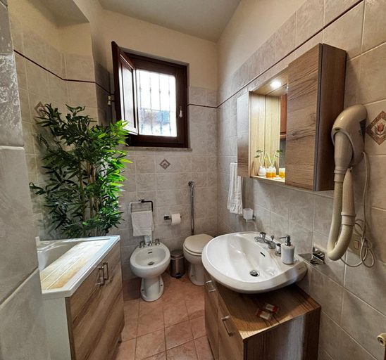 Bathroom 3, B&B Conte Umberto Salemi, Trapani