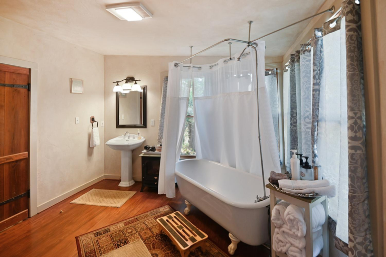 Bathroom 3, Cabins on Knopp School-Czech Cabin, Gillespie