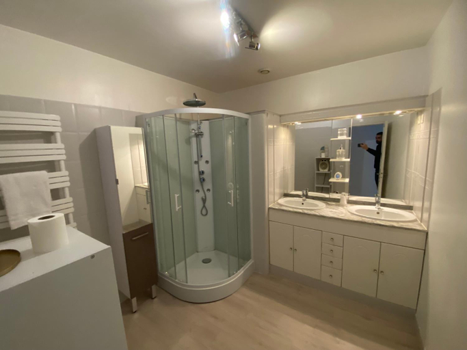 Bathroom, Studios Pellisson, Charente