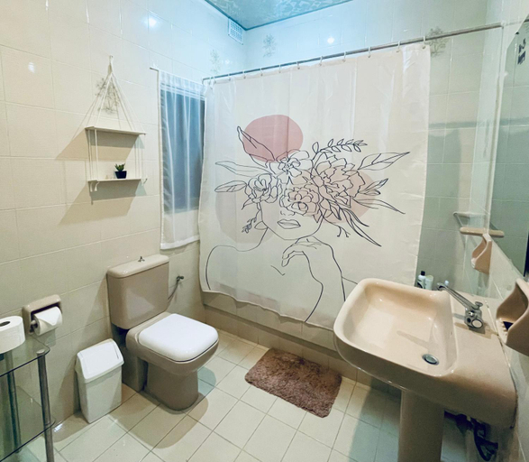 Bathroom, St Julian Rainbow, St Julian's