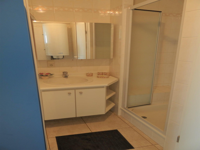 Bathroom, Sunlit Apartment Near Beach, West-Vlaanderen