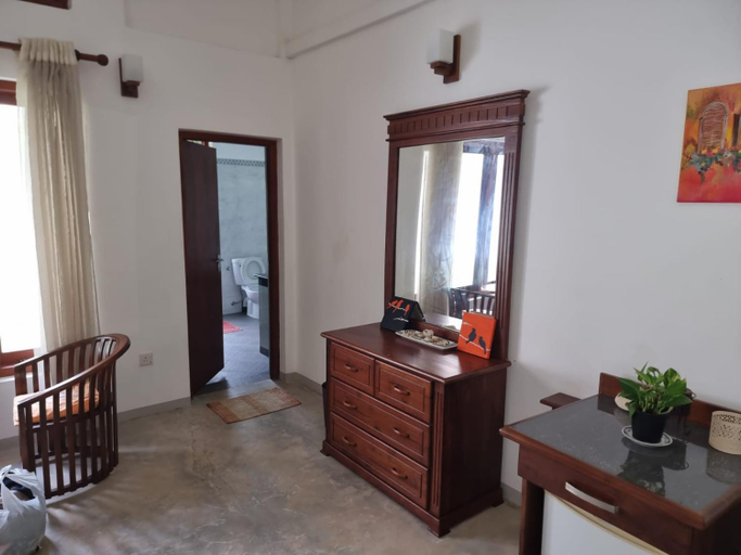 Others 4, GalleRetreat, Galle Four Gravets