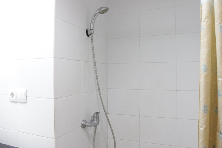 Bathroom, Modern Studio at Beverly Dago near ITB By Travelio, Bandung