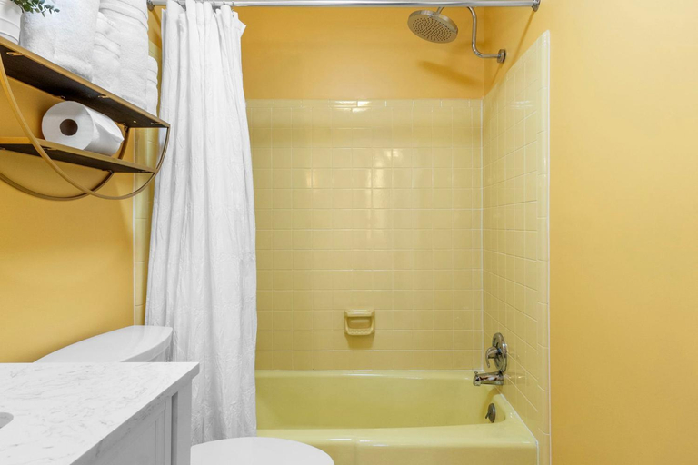 Bathroom 3, Leesburg Colonial Inn, Loudoun