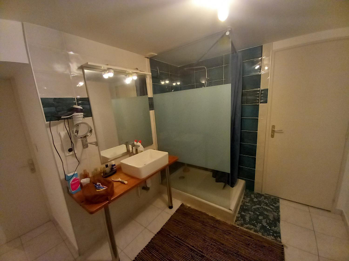 Bathroom 3, Via Lactea, Creuse