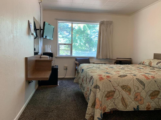 Bedroom 1, Lakeside Motel, Grant