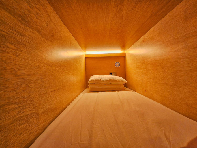 Bedroom 4, 82 Capsule Hotel, Mapo