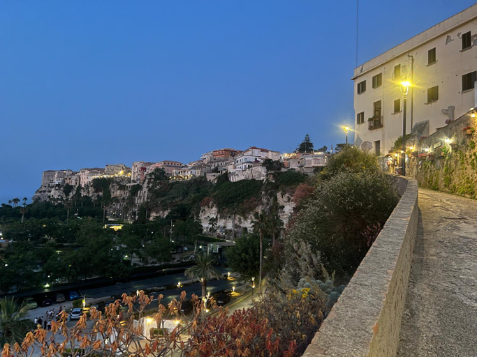 Others 4, Elisir suite, Vibo Valentia