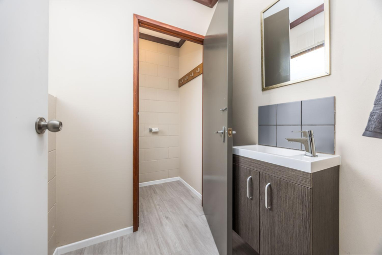 Bathroom, Sun Valley Motel, Rodney